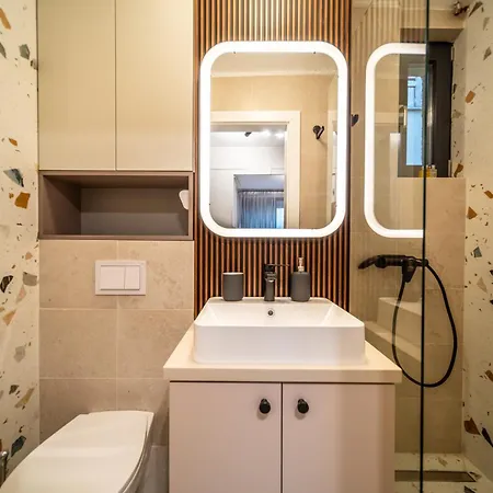 Bumblebee With Cozy Balcony Near Victoriei Avenue Bukarest