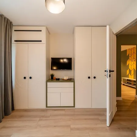 Bumblebee With Cozy Balcony Near Victoriei Avenue Bukarest