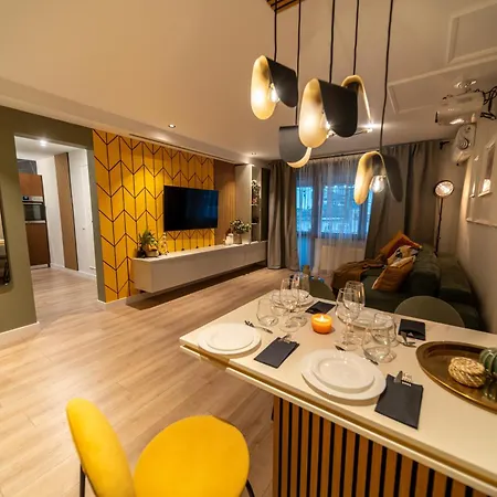 Bumblebee With Cozy Balcony Near Victoriei Avenue Bucarest