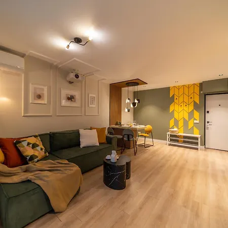 Bumblebee With Cozy Balcony Near Victoriei Avenue