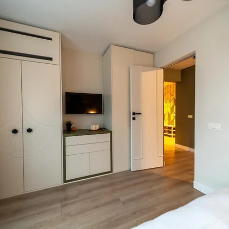 Bumblebee With Cozy Balcony Near Victoriei Avenue *