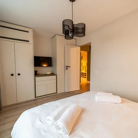 Bumblebee With Cozy Balcony Near Victoriei Avenue