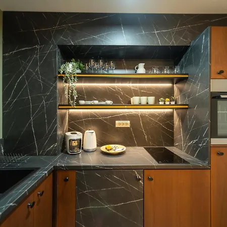 Bumblebee With Cozy Balcony Near Victoriei Avenue * 布加勒斯特