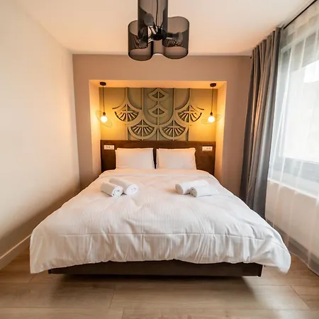 Bumblebee With Cozy Balcony Near Victoriei Avenue