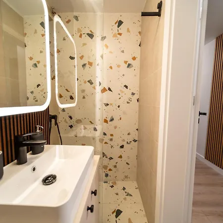 Bumblebee With Cozy Balcony Near Victoriei Avenue 公寓