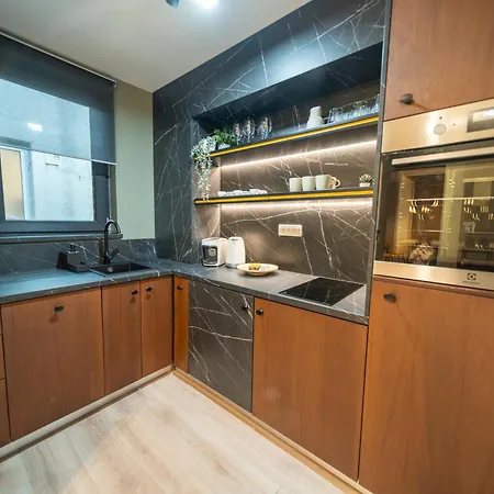 Apartment Bumblebee With Cozy Balcony Near Victoriei Avenue