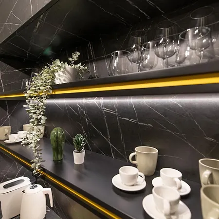 Bumblebee With Cozy Balcony Near Victoriei Avenue