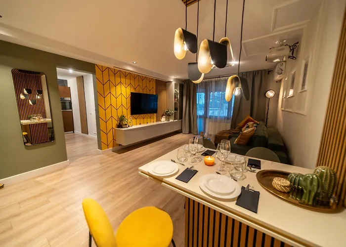 Bumblebee With Cozy Balcony Near Victoriei Avenue Bukarest