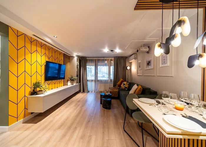 Bumblebee With Cozy Balcony Near Victoriei Avenue *