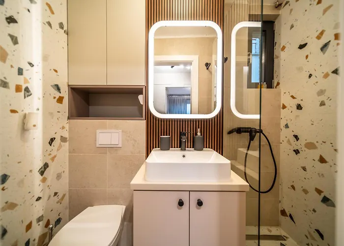 Bumblebee With Cozy Balcony Near Victoriei Avenue Bukarest