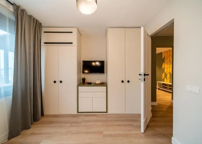 Bumblebee With Cozy Balcony Near Victoriei Avenue Bukarest