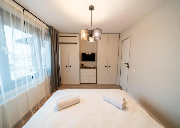 Daire Bumblebee With Cozy Balcony Near Victoriei Avenue *