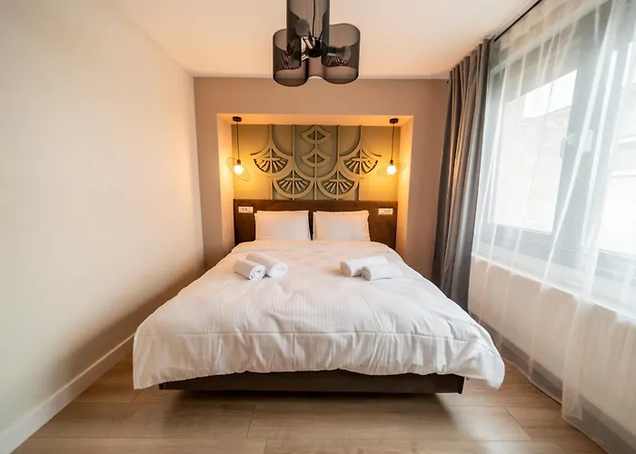 Bumblebee With Cozy Balcony Near Victoriei Avenue