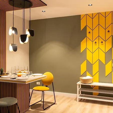 Bumblebee With Cozy Balcony Near Victoriei Avenue