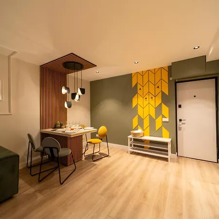 Apartmán Bumblebee With Cozy Balcony Near Victoriei Avenue *