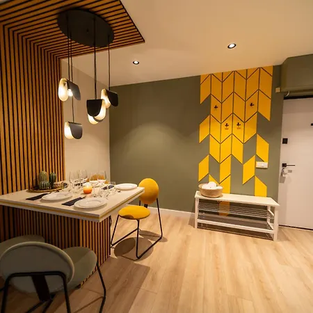 Apartmán Bumblebee With Cozy Balcony Near Victoriei Avenue