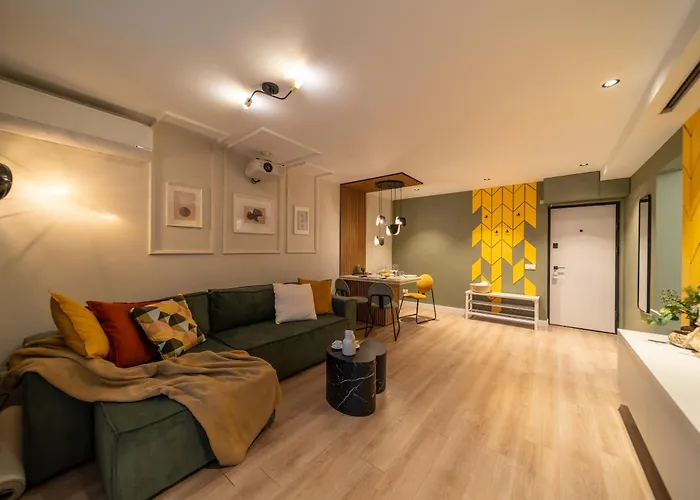 Bumblebee With Cozy Balcony Near Victoriei Avenue