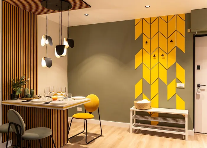 Bumblebee With Cozy Balcony Near Victoriei Avenue