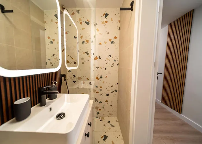 Bumblebee With Cozy Balcony Near Victoriei Avenue Apartament